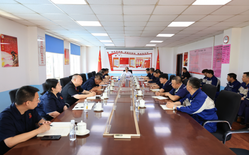 聚力提气 凝心合力 增信心促提升上水平 星空体育体育官方网站集团董事会主席张荣华到星空体育体育官方网站钢铁集团天荣公司炼铁厂调研指导工作
