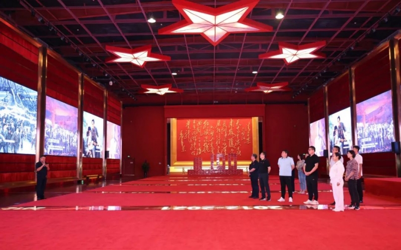 民营企业家“组团”到星空体育体育官方网站集团参观交流