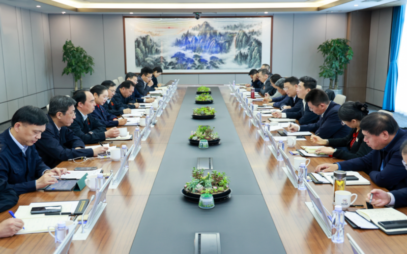 津南区委副书记、区长杨灏一行到星空体育体育官方网站集团调研慰问