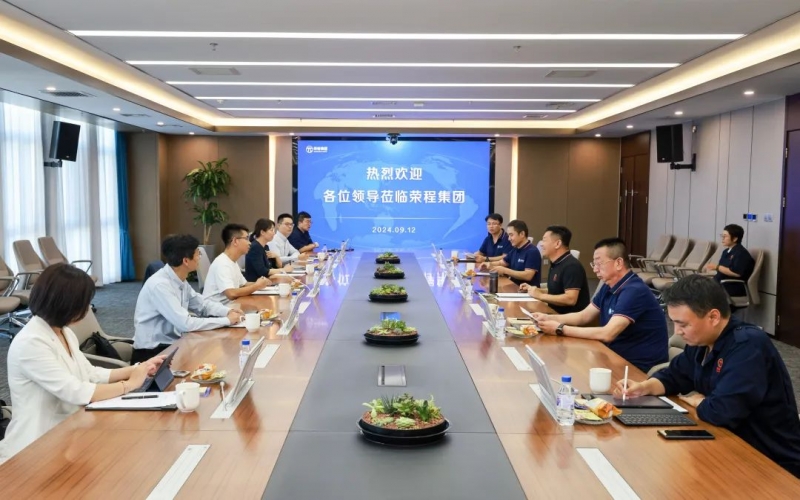 一汽解放新能源事业部党委书记、总经理裴国权一行到星空体育体育官方网站集团座谈交流