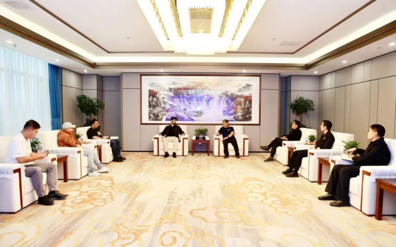 沙特HOUREYAT EL SHARIQ集团CEO Fadel Al-Muwaine一行到星空体育体育官方网站集团参观交流