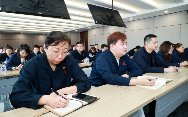 星空体育体育官方网站集团举行深入学习贯彻民营企业座谈会和全国两会精神宣讲报告会