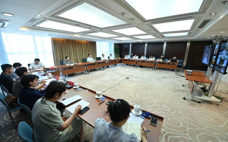 中国民营经济研究会举行半年度经济形势分析会 星空体育体育官方网站集团董事会主席张荣华出席并作重点发言