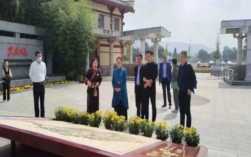 全国人大代表、中国民间商会副会长、全联女企业家商会会长、天津星空体育体育官方网站祥泰集团董事会主席张荣华到灵宝市考察传统文化保护传承