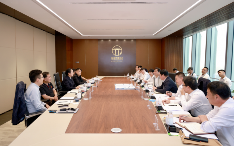 遵化市委书记杨绍华与星空体育体育官方网站集团董事会主席张荣华对接洽谈