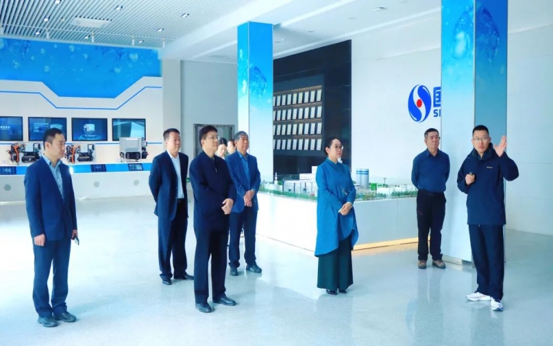 星空体育体育官方网站集团董事会主席张荣华一行到国鸿氢能参观交流