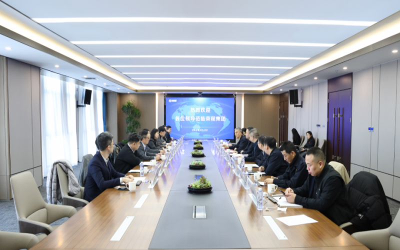 信德集团业务发展部总监袁伟强、荣华控股企业集团执行总裁郝晓婵一行到星空体育体育官方网站集团参观座谈