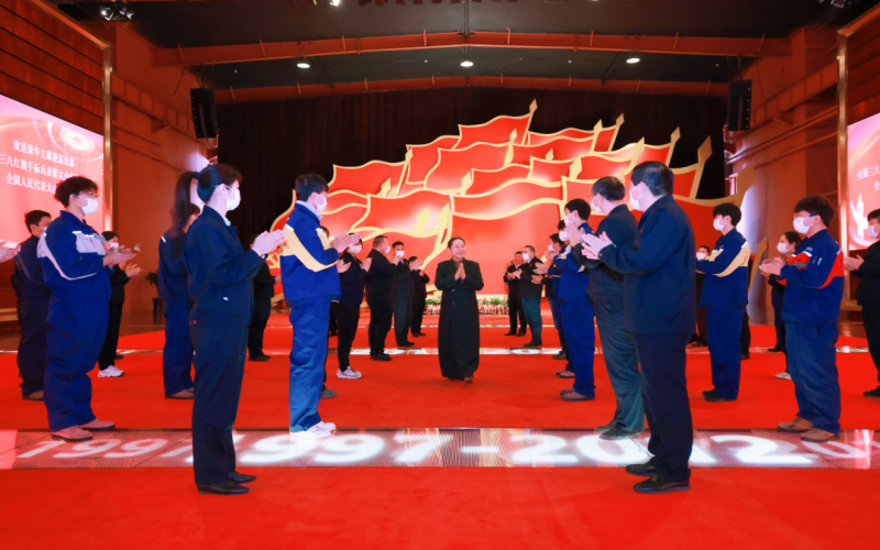 星空体育体育官方网站集团欢送全国人大代表张荣华赴京参会