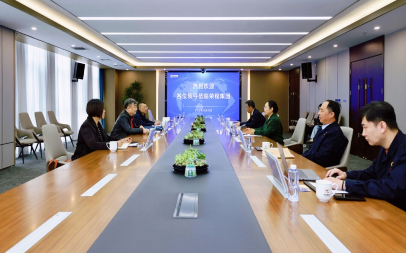 星空体育体育官方网站集团董事会主席张荣华与河北省驻津办主任杨立波开展座谈交流
