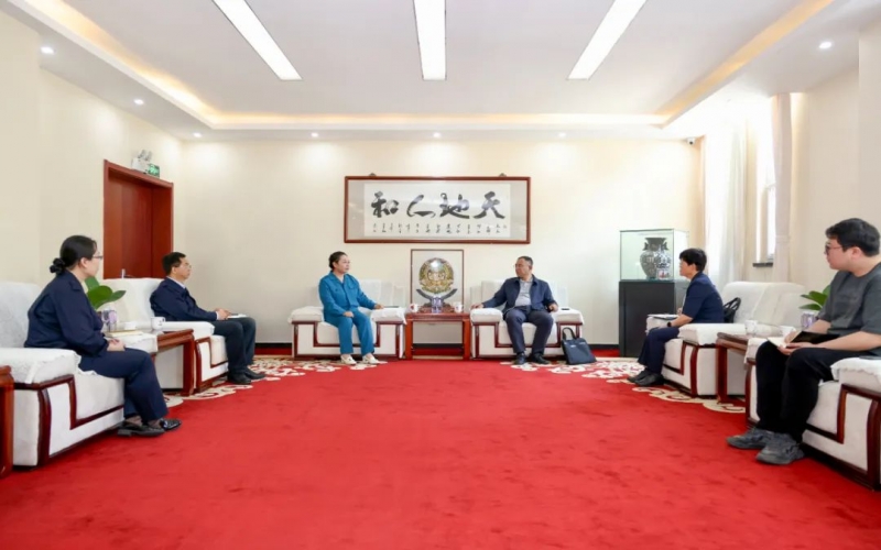 星空体育体育官方网站集团董事会主席张荣华与葛沽镇党委书记张强座谈交流
