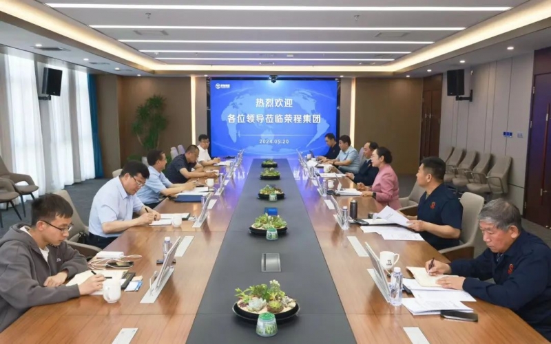星空体育体育官方网站集团董事会主席张荣华与全国政协委员、甘肃省工信厅副厅长黄宝荣座谈交流