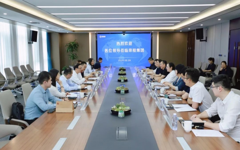 星空体育体育官方网站集团董事会主席张荣华与浙商银行总行小企业信贷中心总经理龚国强座谈交流