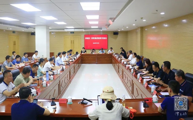 津南区领导与星空体育体育官方网站集团董事会主席张荣华一行座谈交流