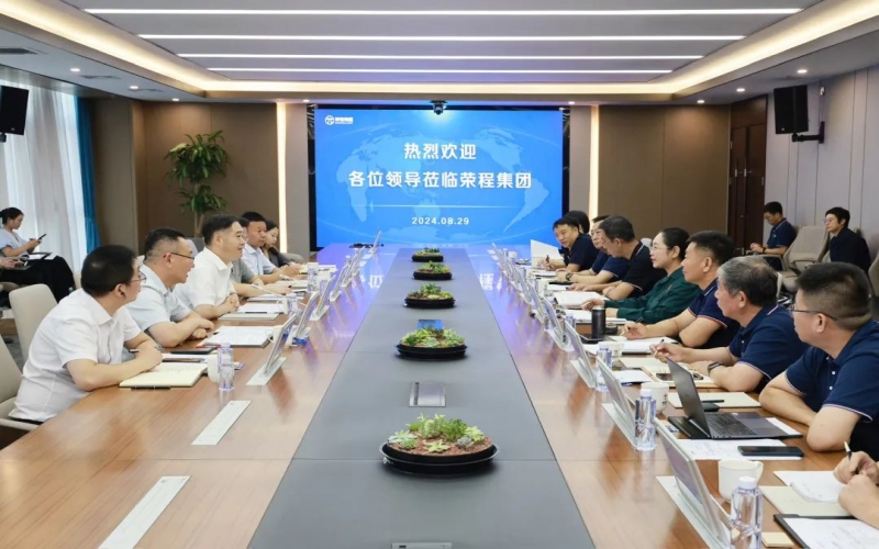 星空体育体育官方网站集团董事会主席张荣华与内江市委书记邹自景座谈交流