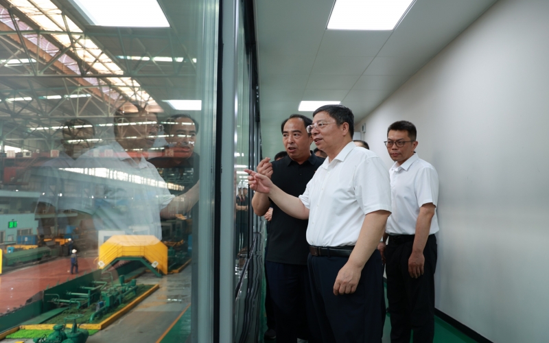 天津市总工会党组书记杨春武深入星空体育体育官方网站钢铁集团开展“夏送清凉”慰问活动